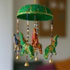 Ozdobna zawieszka, zielona parasolka ze słonikami, 15cm