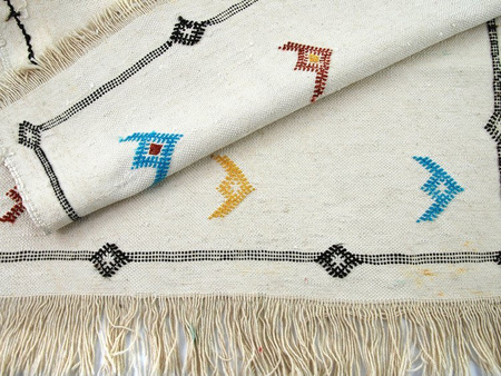 BERBERYJSKI KILIM 101X55 CM (ARABSKI, ROŚLINNY JEDWAB, BIAŁY)