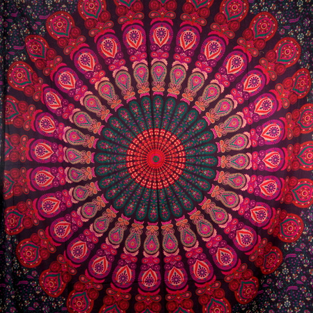 Narzuta na łóżko fioletowo-czerwona mandala (kapa 210x240, tkanina Indie)