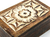 SZKATUŁKA RZEŹBIONA DREWNIANA (PUDEŁKO, RĘKODZIEŁO, INDIE, DŁ.15 CM)