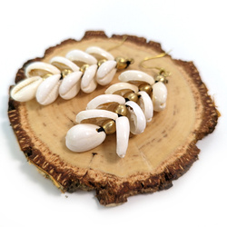 Kolczyki muszelki kauri, złote koraliki (wiszace, porcelanki)