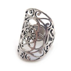 Pierścionek w kolorze srebrnym z gotyckim wzorem Indie