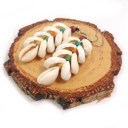Kolczyki muszelki kauri, kolorowe koraliki (wiszace, porcelanki)
