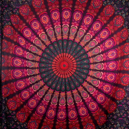 Narzuta na łóżko fioletowo-czerwona mandala (kapa 210x240, tkanina Indie)