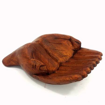 Podstawka rzeźba drewno dłonie złączone 15 cm